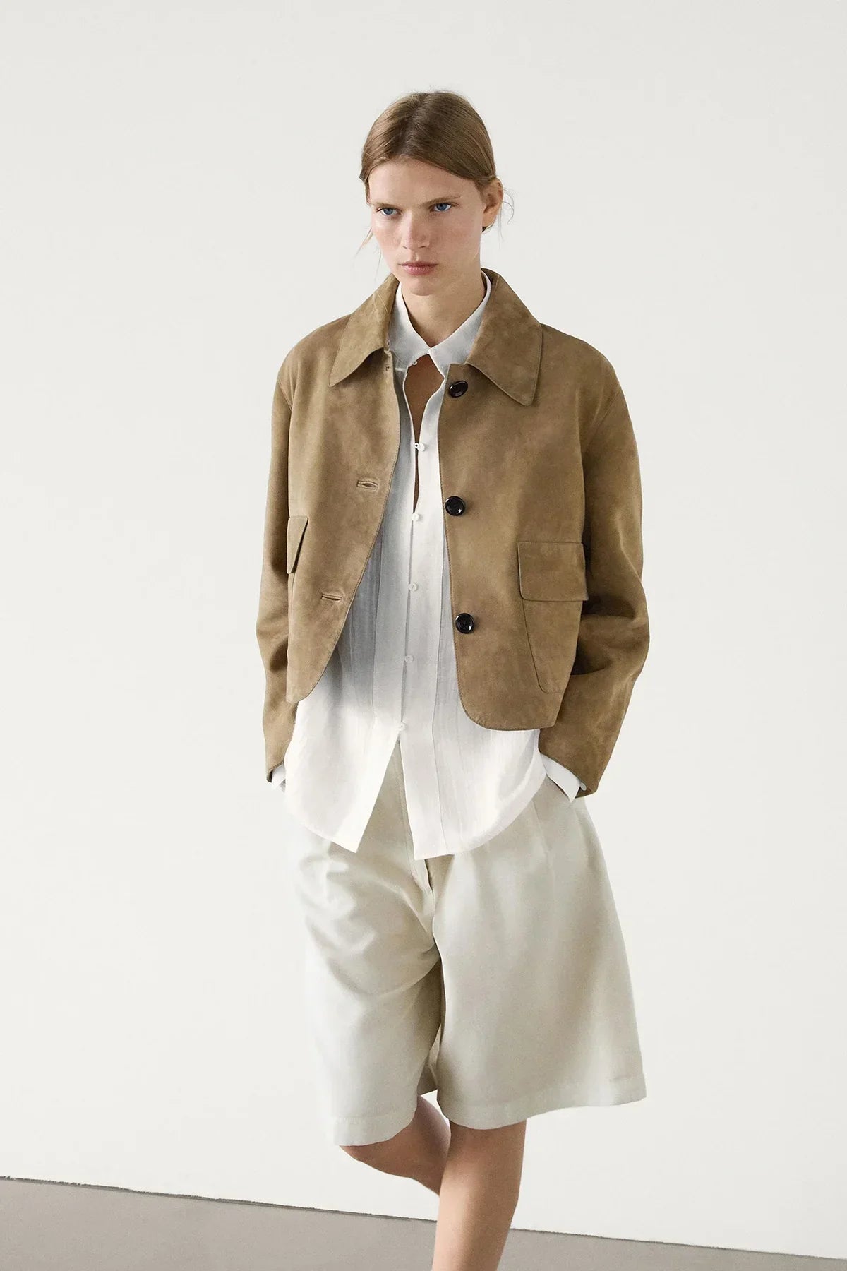 Chaqueta de cuero con apertura lateral