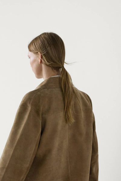 Chaqueta de cuero con apertura lateral
