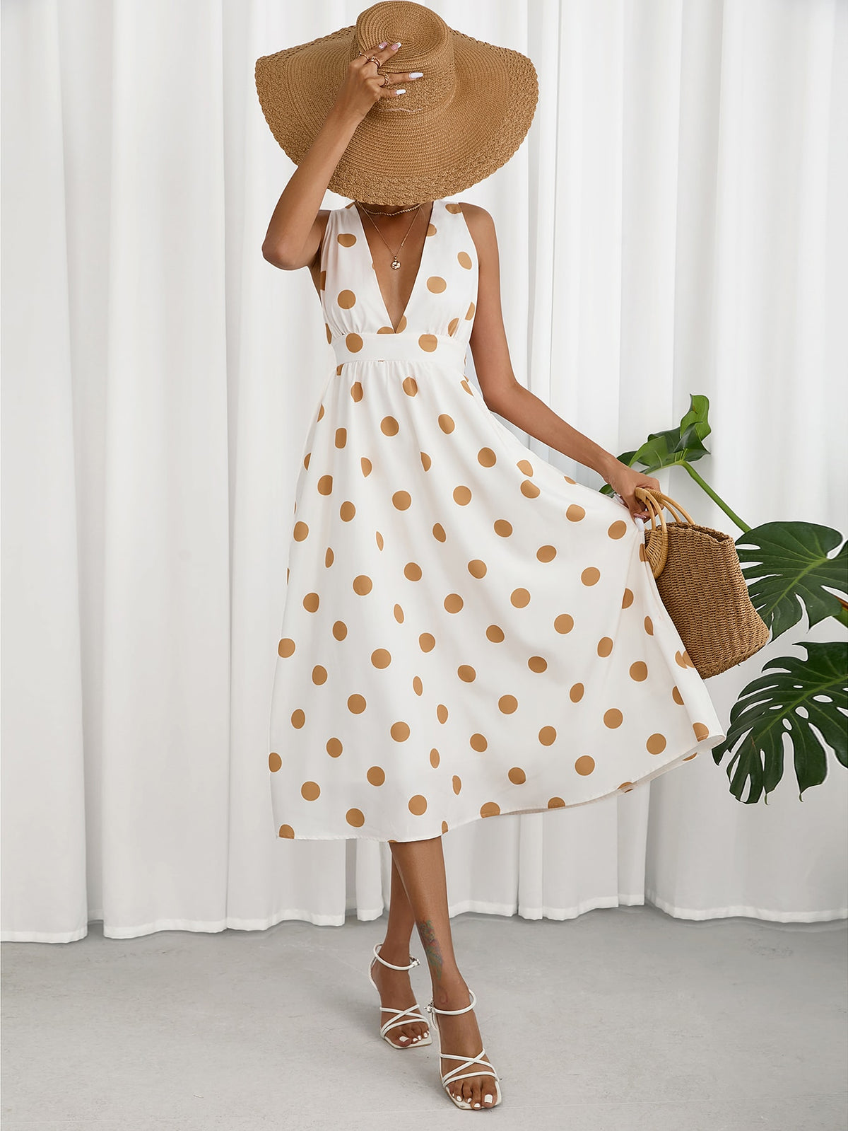 Vestido Sara con Elegante Escote Profundo y Espalda al Descubierto con Brillantes Puntos Dorados