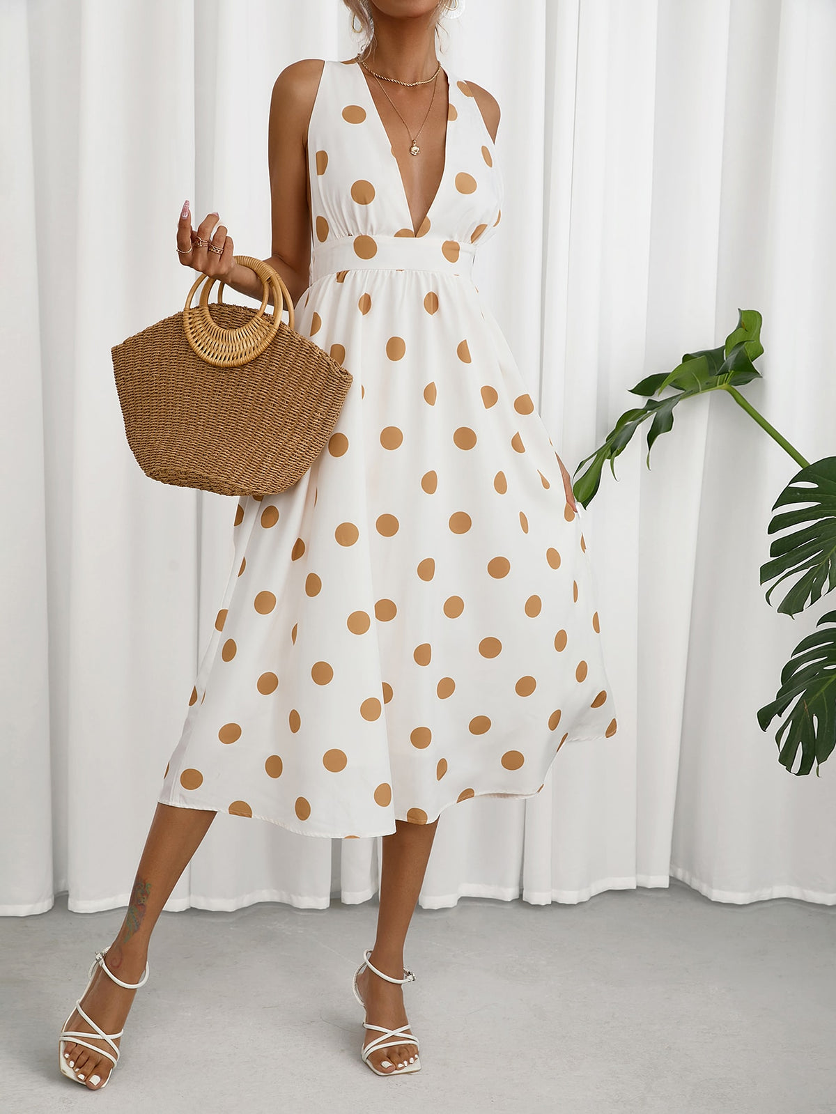 Vestido Sara con Elegante Escote Profundo y Espalda al Descubierto con Brillantes Puntos Dorados