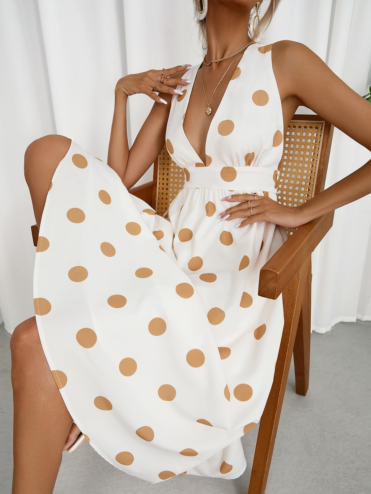 Vestido Sara con Elegante Escote Profundo y Espalda al Descubierto con Brillantes Puntos Dorados