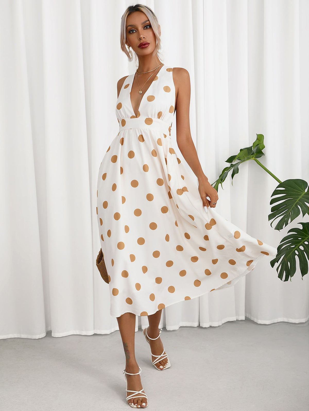 Vestido Sara con Elegante Escote Profundo y Espalda al Descubierto con Brillantes Puntos Dorados