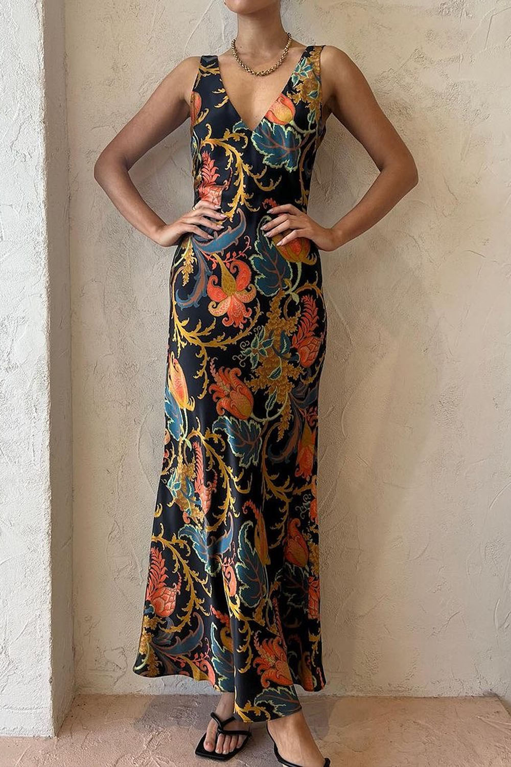 Deslumbrante maxi vestido de cami con escote en V y encantador estampado Deschamps