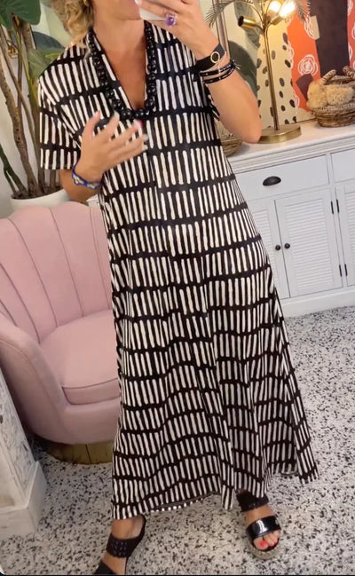 Elegante maxivestido de manga corta con sofisticado cuello en V