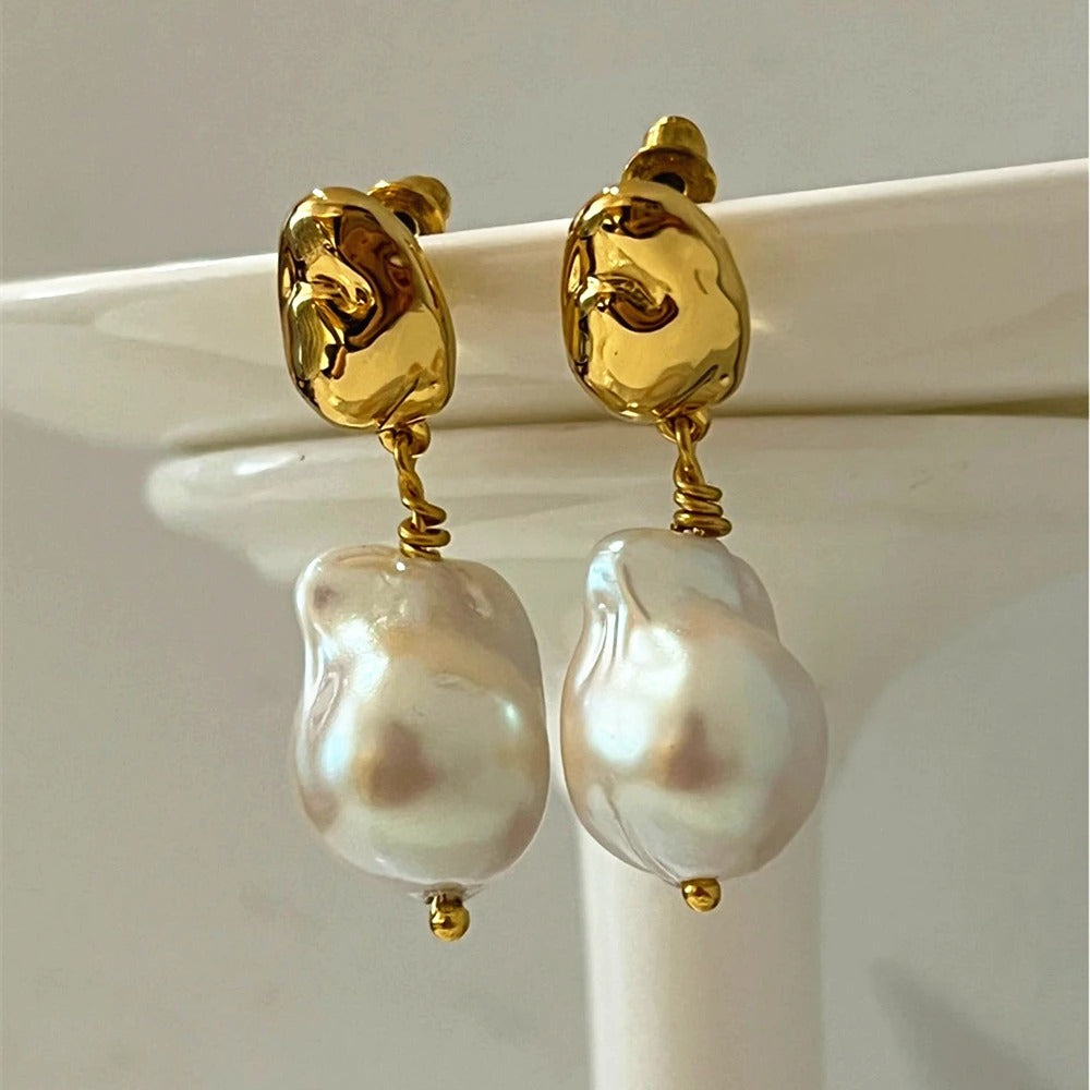 Pendientes de perla barroca y dorados