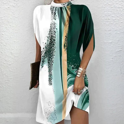 Vestido corto ligero con estampado vibrante y mangas cortas