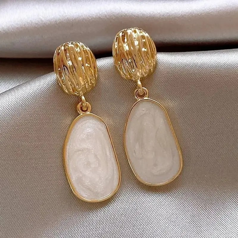 Pendientes ovalados dorados y esmaltados en blanco