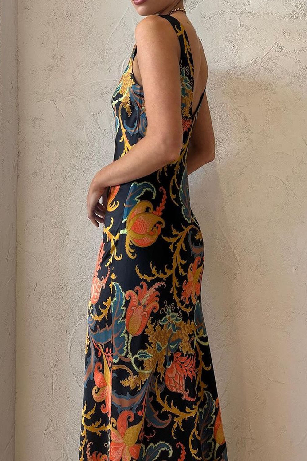 Deslumbrante maxi vestido de cami con escote en V y encantador estampado Deschamps