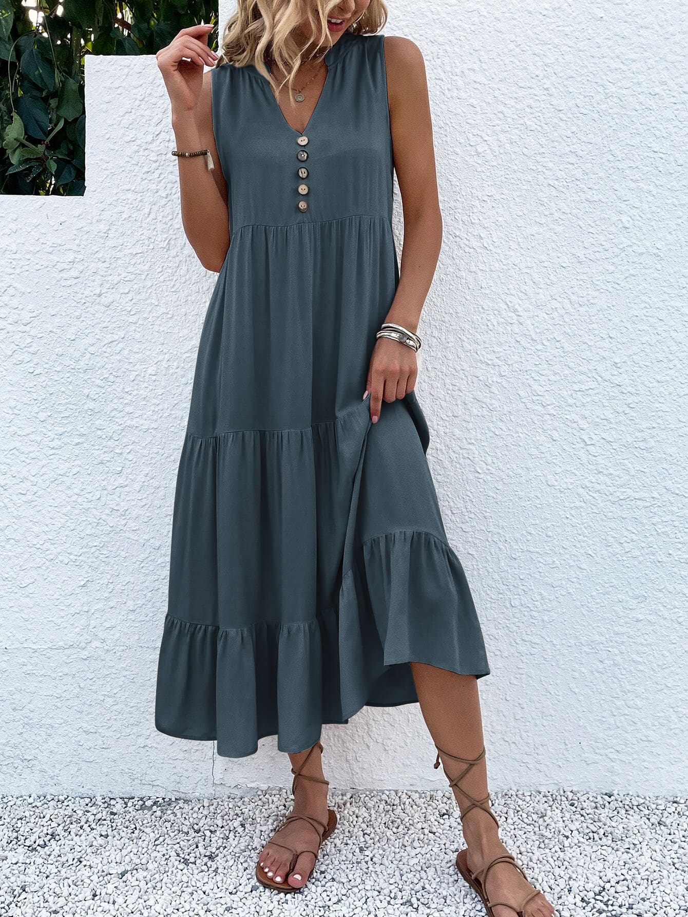Vestido Elegante con Fruncidos, Botones Chic y Diseño de Bajo a Capas