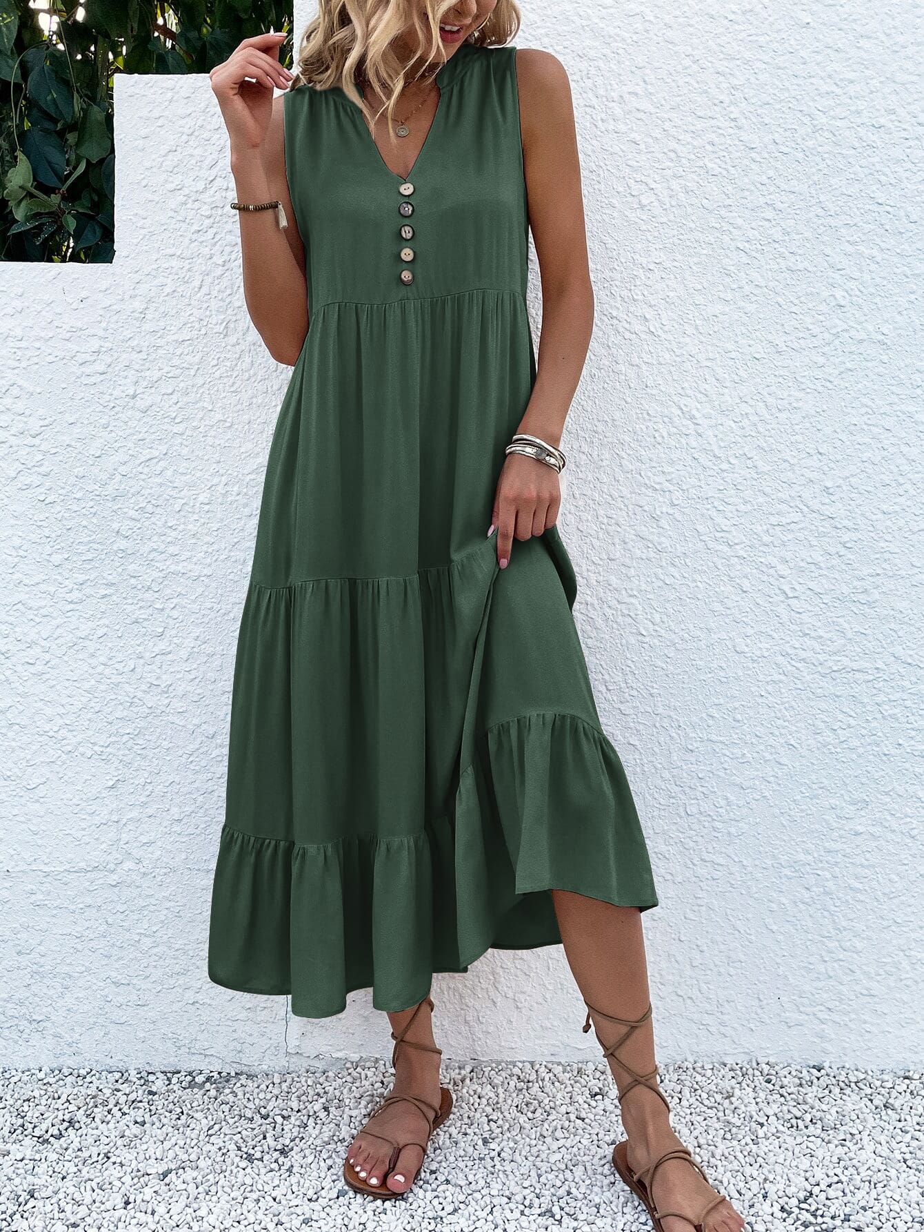 Vestido Elegante con Fruncidos, Botones Chic y Diseño de Bajo a Capas