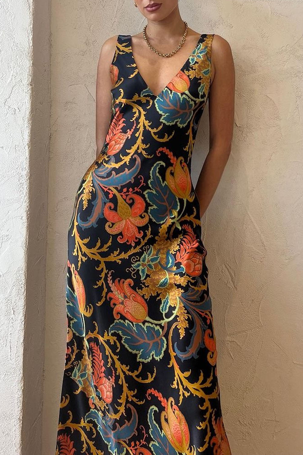 Deslumbrante maxi vestido de cami con escote en V y encantador estampado Deschamps