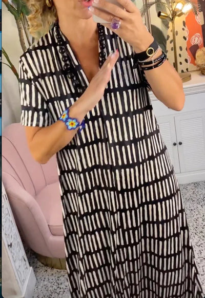 Elegante maxivestido de manga corta con sofisticado cuello en V