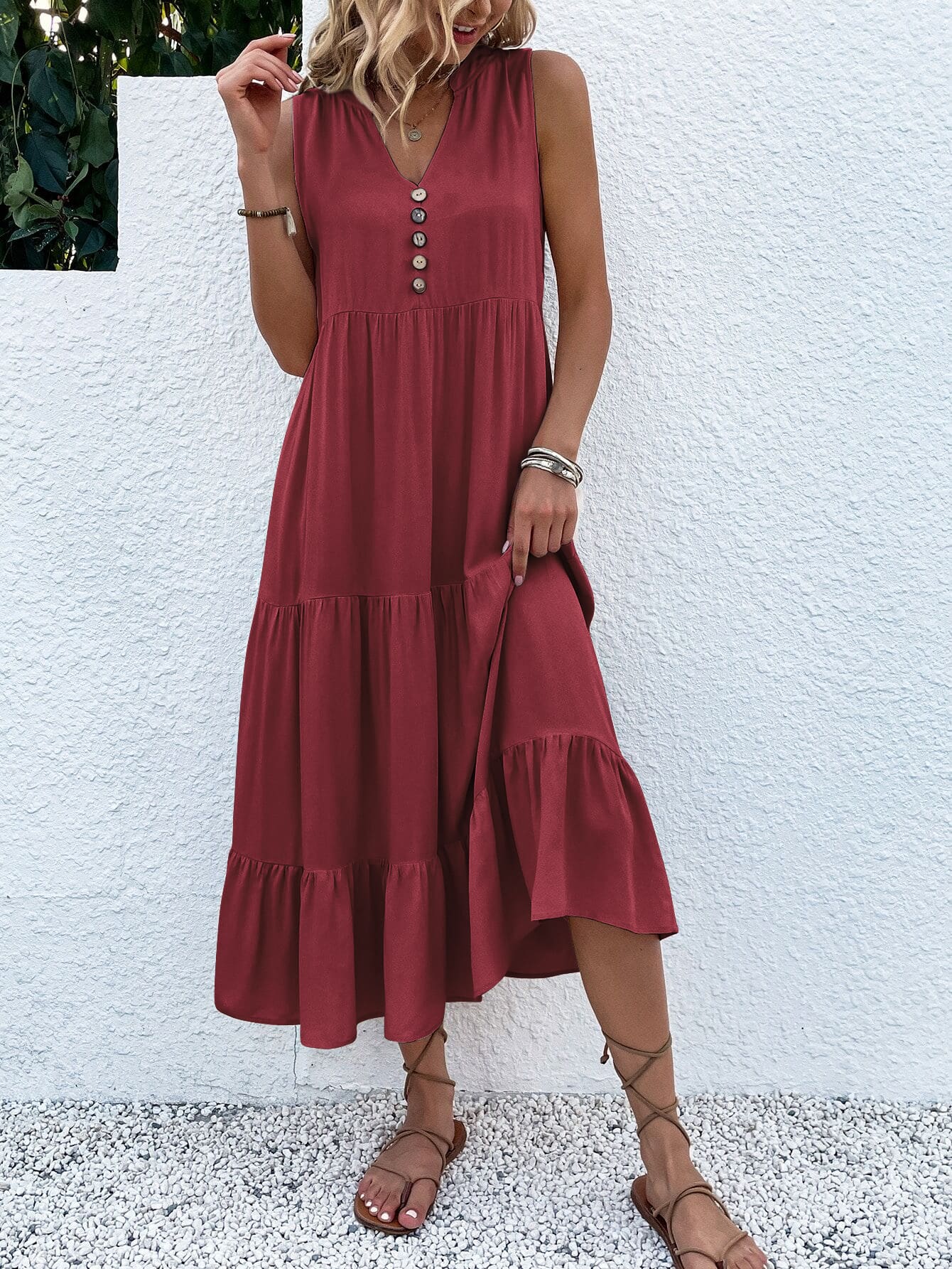 Vestido Elegante con Fruncidos, Botones Chic y Diseño de Bajo a Capas
