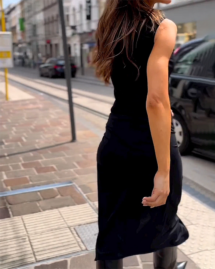 Elegante vestido sin mangas de cuello redondo con delicado lazo en tonos lisos