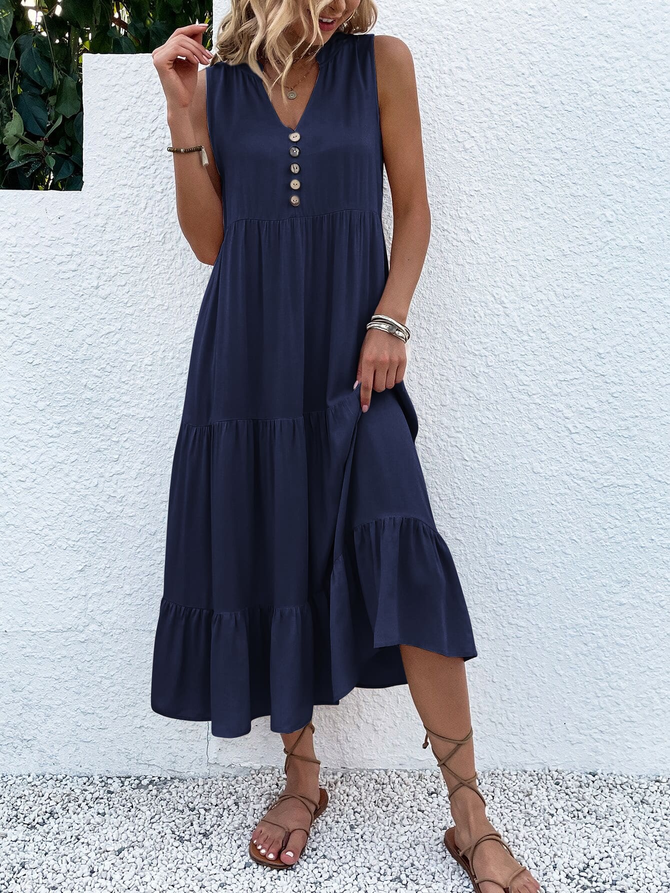 Vestido Elegante con Fruncidos, Botones Chic y Diseño de Bajo a Capas