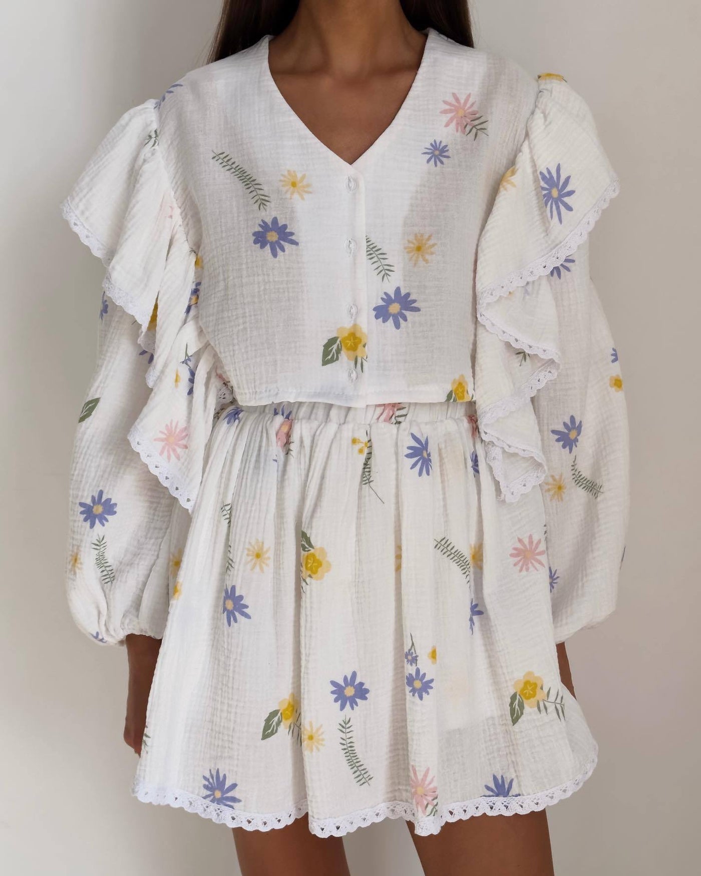 Conjunto de dos piezas con falda de encantador estampado de fresas y elegantes volantes de hojas en algodón a la moda