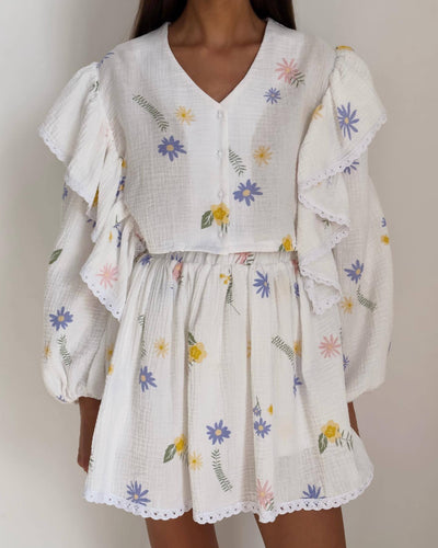 Conjunto de dos piezas con falda de encantador estampado de fresas y elegantes volantes de hojas en algodón a la moda