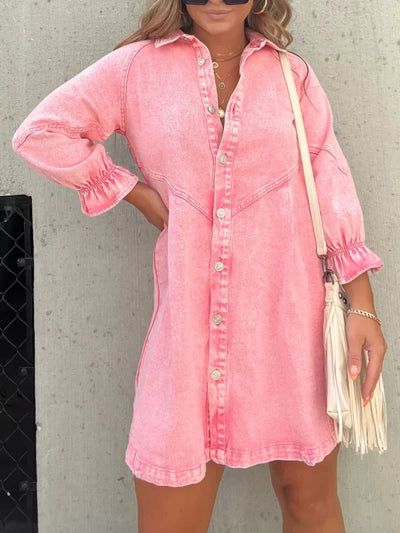 Elegante vestido camisero de mezclilla rosa con mangas largas en el centro