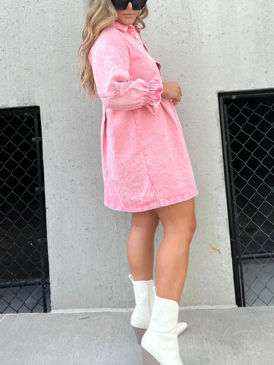 Elegante vestido camisero de mezclilla rosa con mangas largas en el centro