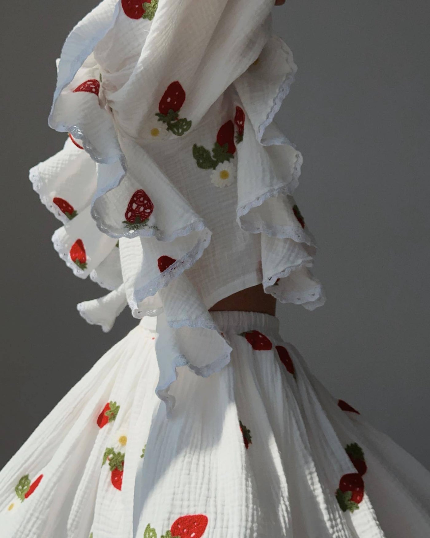 Conjunto de dos piezas con falda de encantador estampado de fresas y elegantes volantes de hojas en algodón a la moda