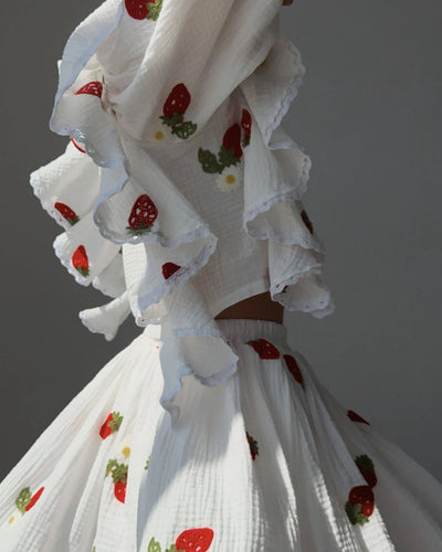 Conjunto de dos piezas con falda de encantador estampado de fresas y elegantes volantes de hojas en algodón a la moda