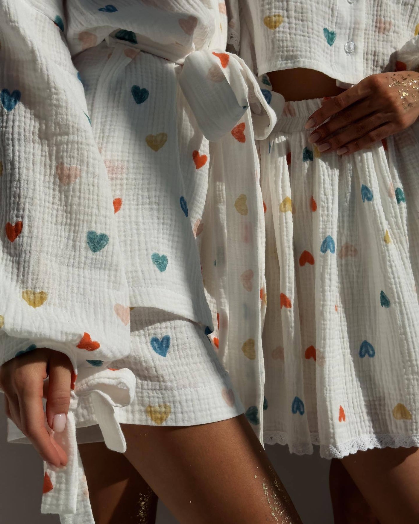 Conjunto de dos piezas con falda de encantador estampado de fresas y elegantes volantes de hojas en algodón a la moda