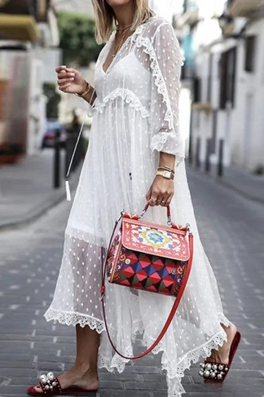 Teresa - Elegante vestido de encaje con escote en V y delicado ribete de fibra, ideal para ocasiones informales, con encantadores volantes y diseño liso.