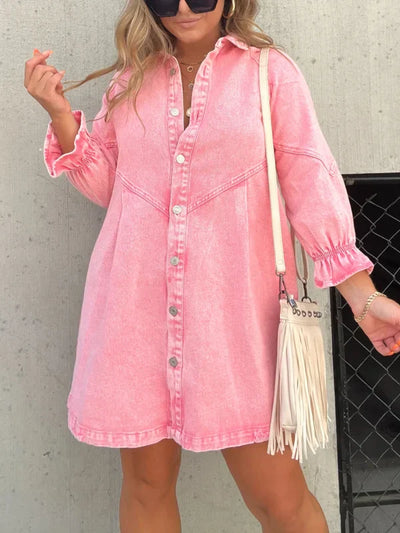 Elegante vestido camisero de mezclilla rosa con mangas largas en el centro