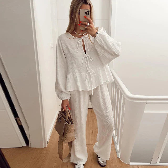 Yolima | Blusa encantadora de cuello redondo con pantalones de talle alto chic