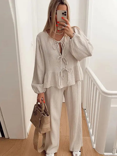 Yolima | Blusa encantadora de cuello redondo con pantalones de talle alto chic