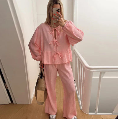 Yolima | Blusa encantadora de cuello redondo con pantalones de talle alto chic