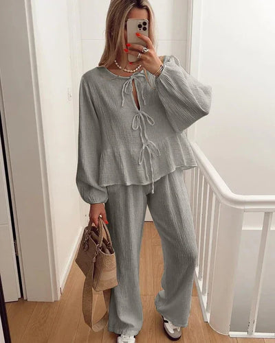 Yolima | Blusa encantadora de cuello redondo con pantalones de talle alto chic