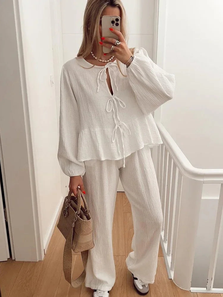 Yolima | Blusa encantadora de cuello redondo con pantalones de talle alto chic
