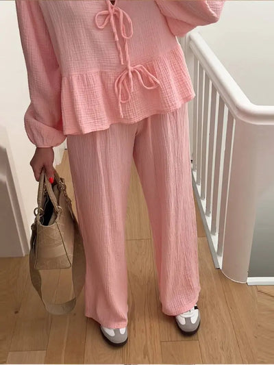 Yolima | Blusa encantadora de cuello redondo con pantalones de talle alto chic
