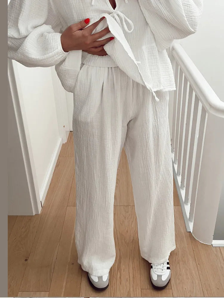Yolima | Blusa encantadora de cuello redondo con pantalones de talle alto chic