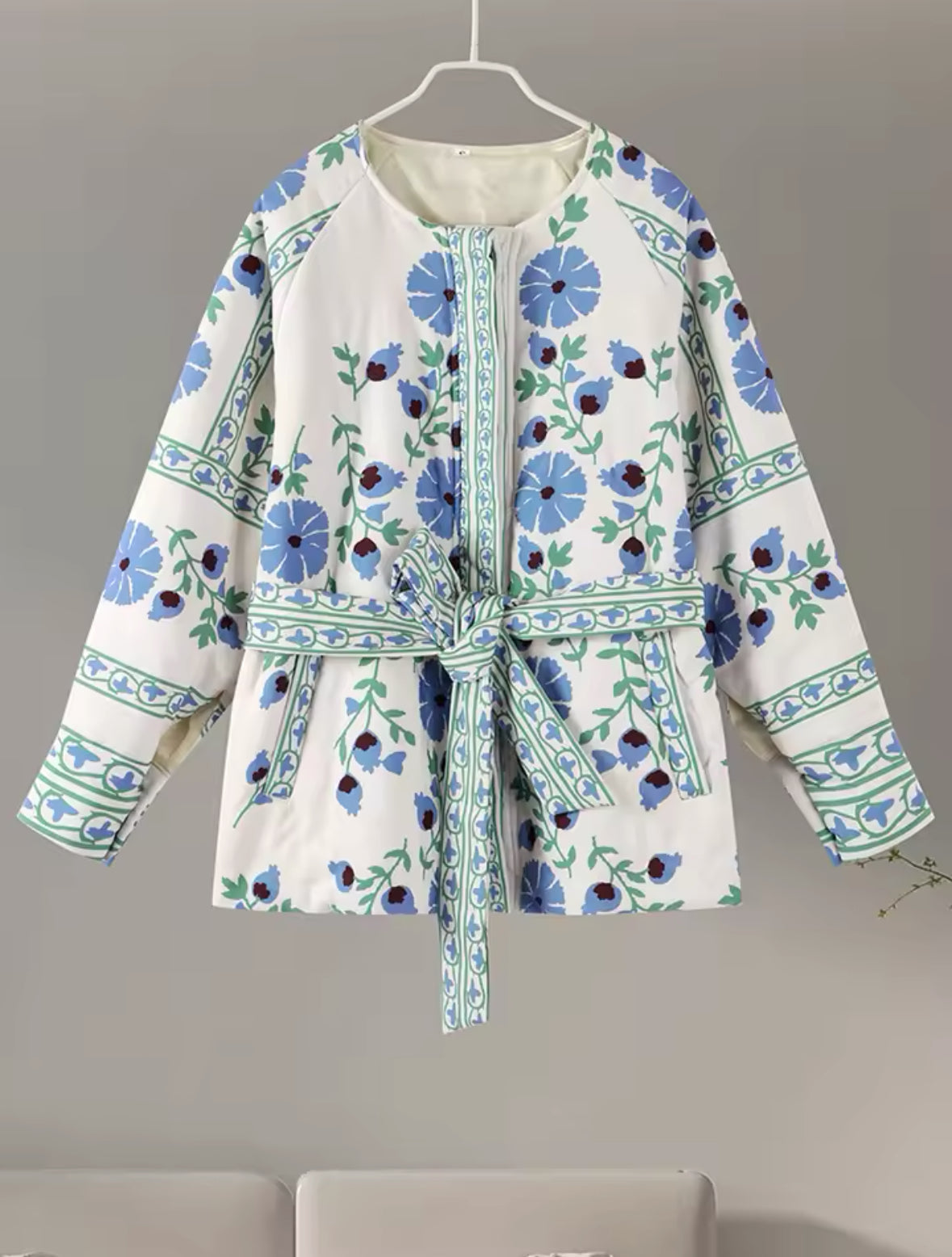 Chaqueta acolchada con cinturón floral - Amelia