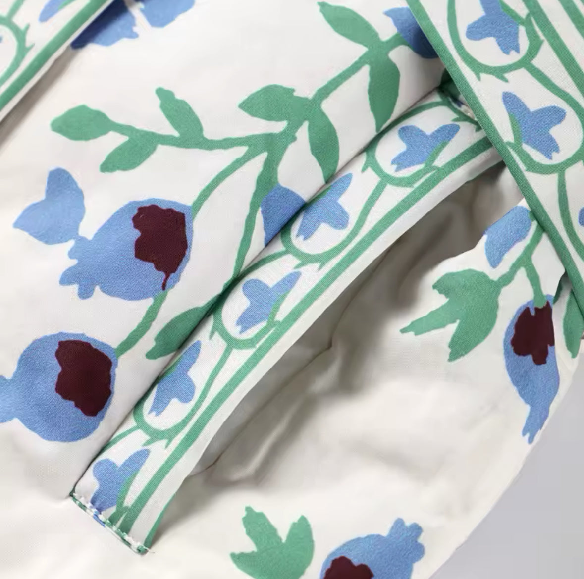 Chaqueta acolchada con cinturón floral - Amelia