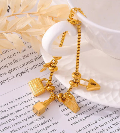 Pulsera con charm bañado en oro Aurelia