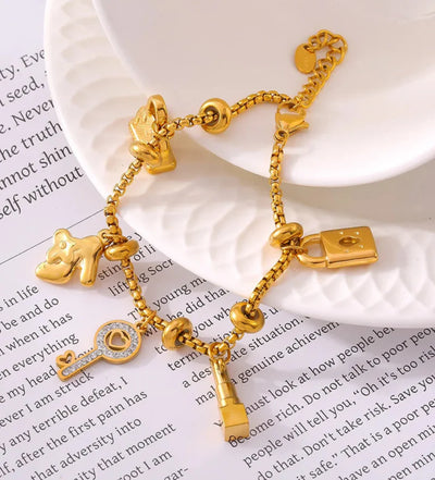 Pulsera con charm bañado en oro Aurelia