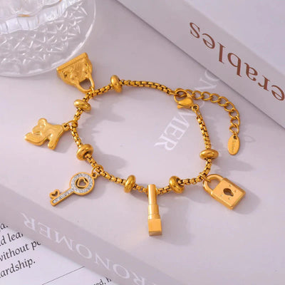 Pulsera con charm bañado en oro Aurelia