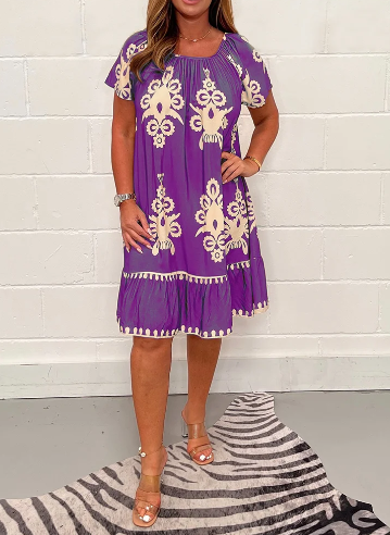 Vestido con elegante cuello cuadrado y vibrante estampado geométrico multiusos