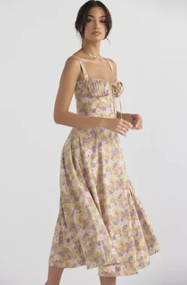 Vestido floral con corte ceñido en la cintura