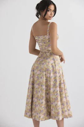 Vestido floral con corte ceñido en la cintura