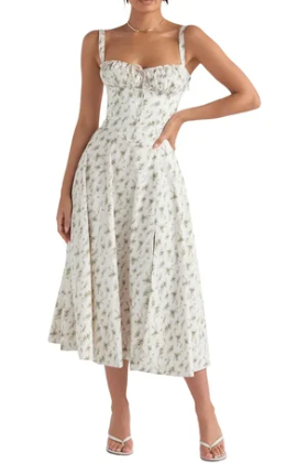 Vestido floral con corte ceñido en la cintura