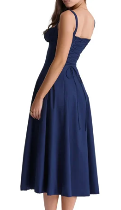 Vestido floral con corte ceñido en la cintura