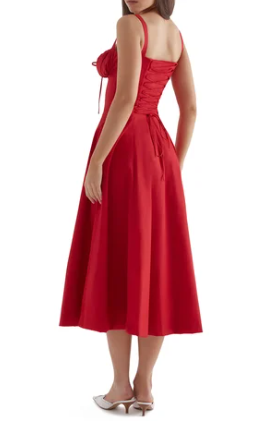 Vestido floral con corte ceñido en la cintura