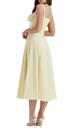 Vestido floral con corte ceñido en la cintura