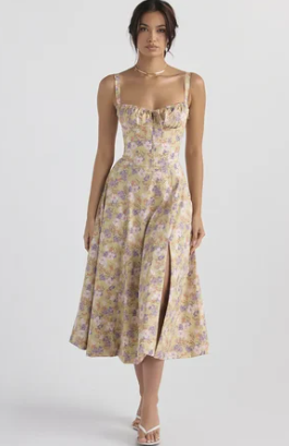 Vestido floral con corte ceñido en la cintura