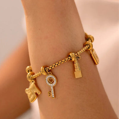 Pulsera con charm bañado en oro Aurelia
