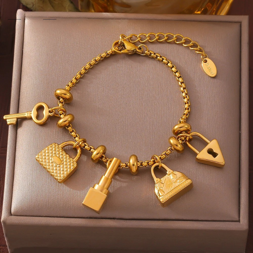 Pulsera con charm bañado en oro Aurelia